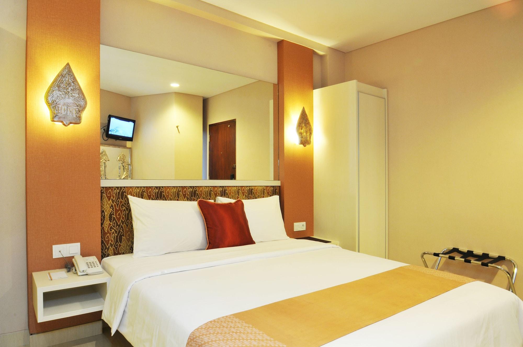 Pyrenees Malioboro Hotel Yogyakarta Exterior photo