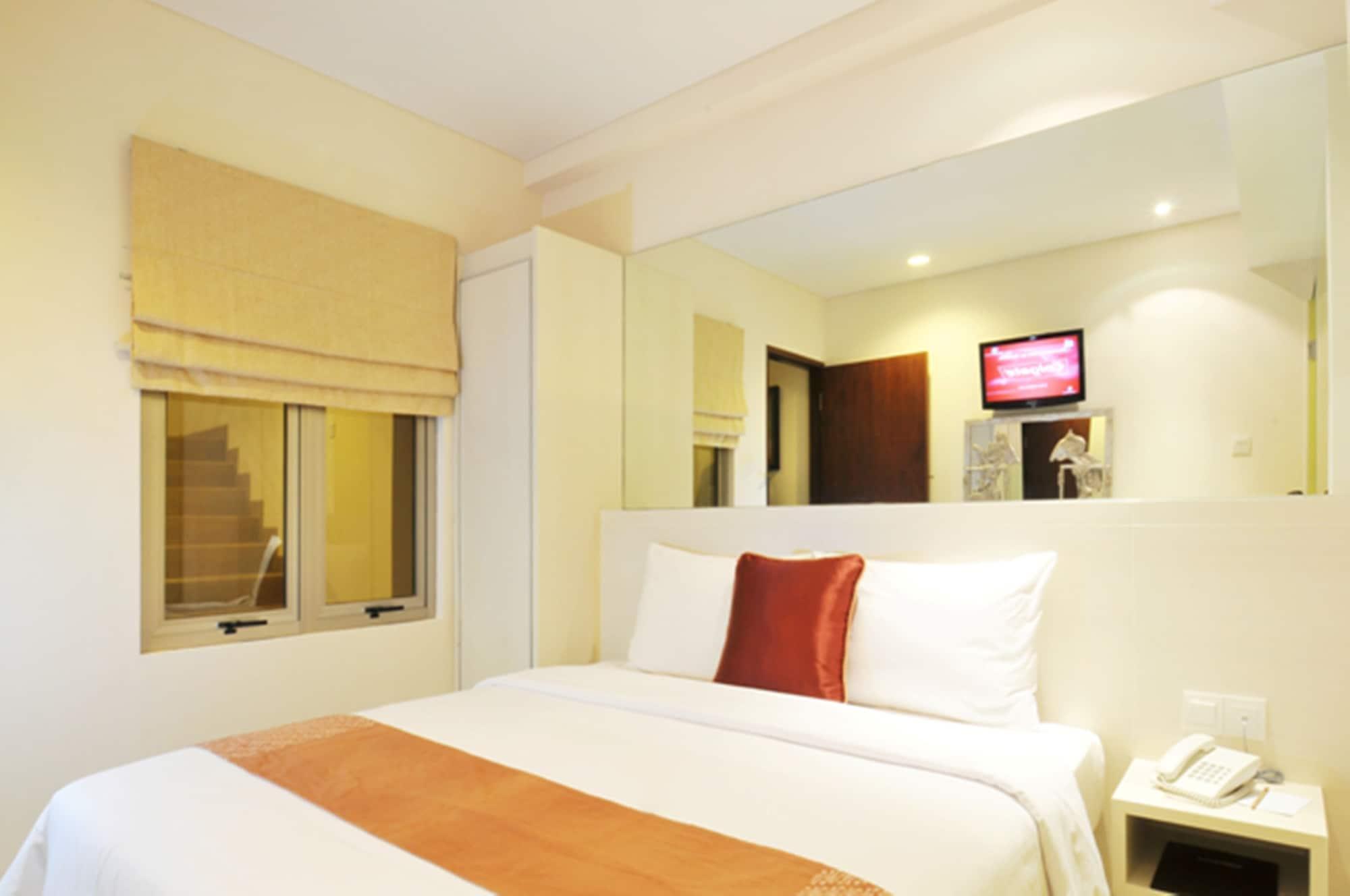 Pyrenees Malioboro Hotel Yogyakarta Exterior photo