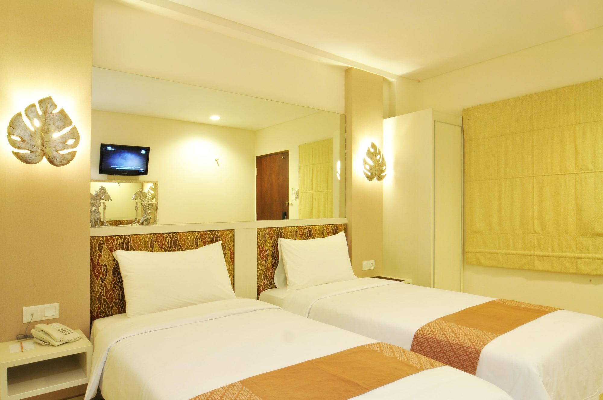 Pyrenees Malioboro Hotel Yogyakarta Exterior photo