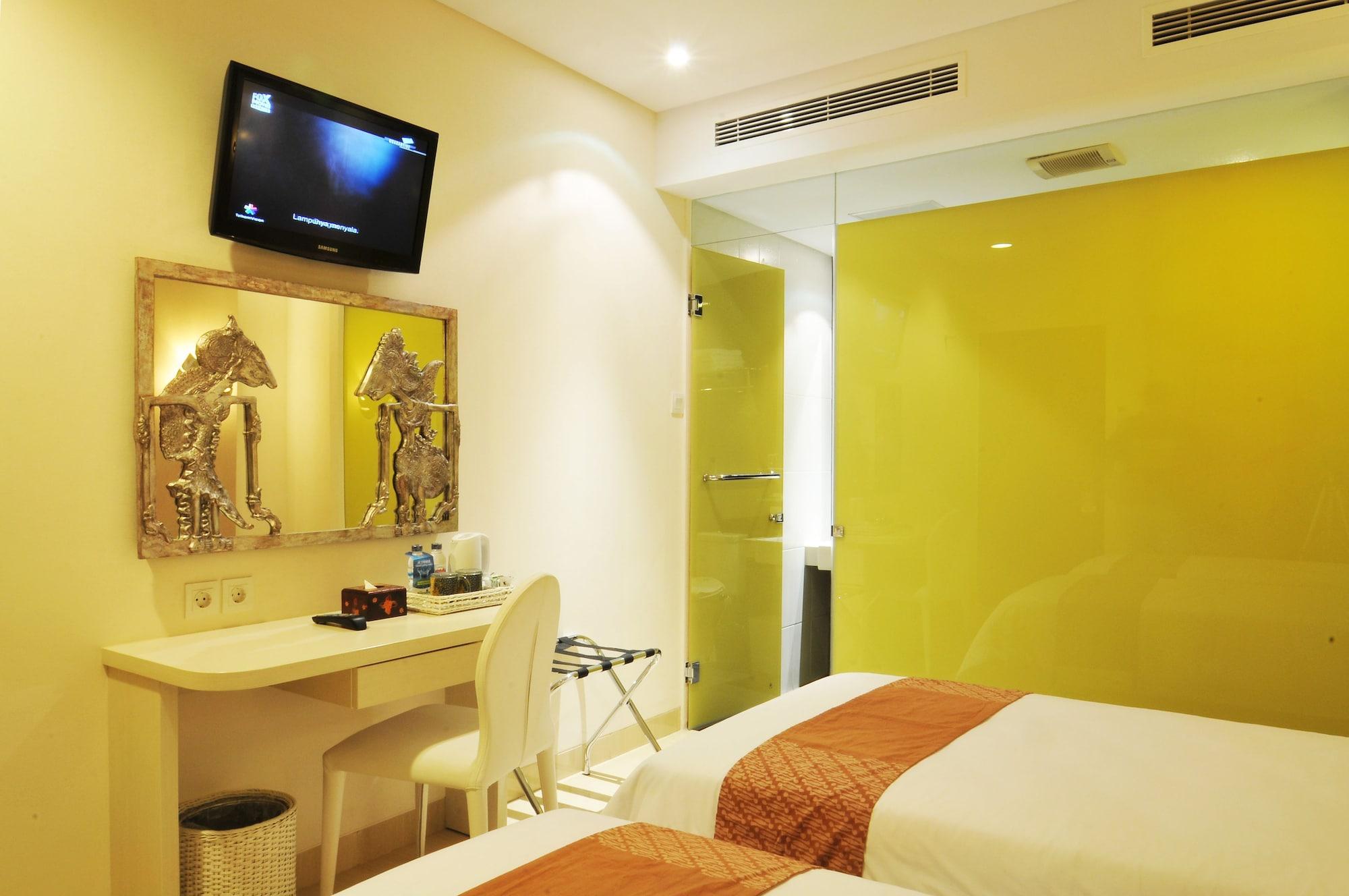 Pyrenees Malioboro Hotel Yogyakarta Exterior photo