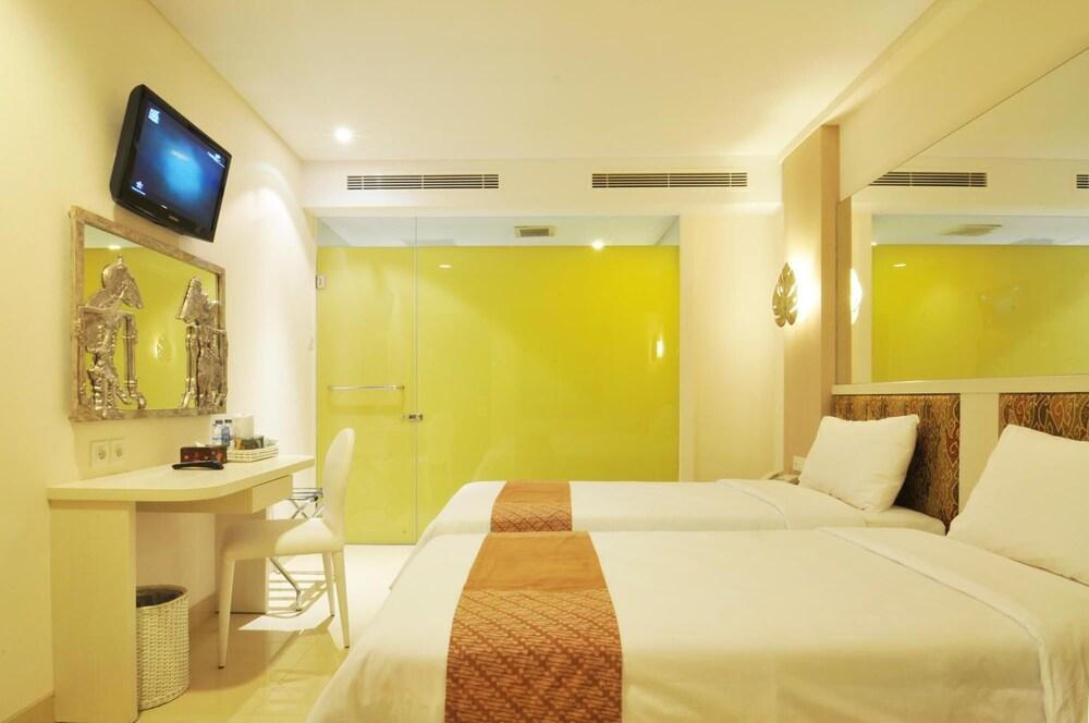 Pyrenees Malioboro Hotel Yogyakarta Exterior photo
