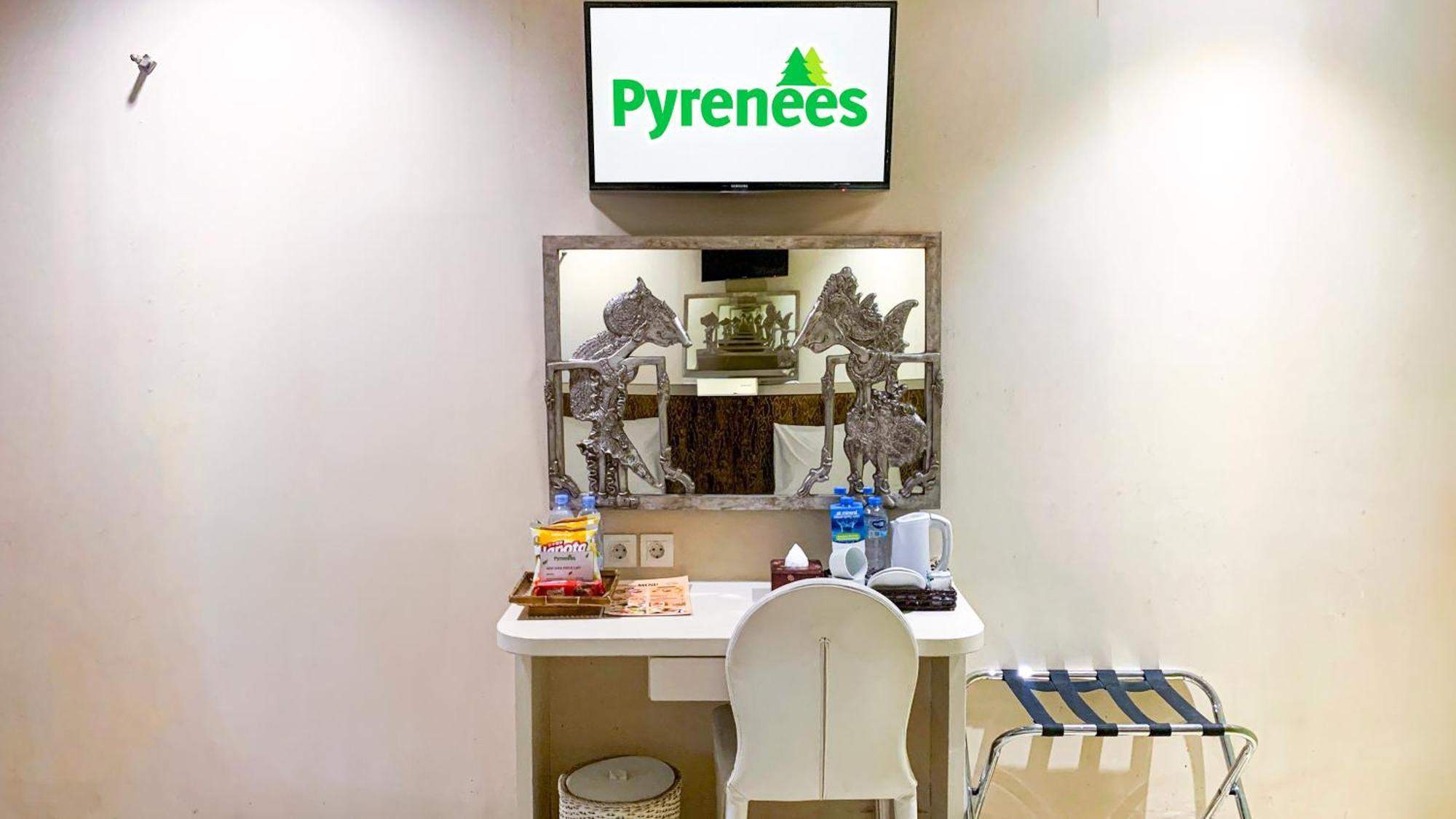 Pyrenees Malioboro Hotel Yogyakarta Exterior photo