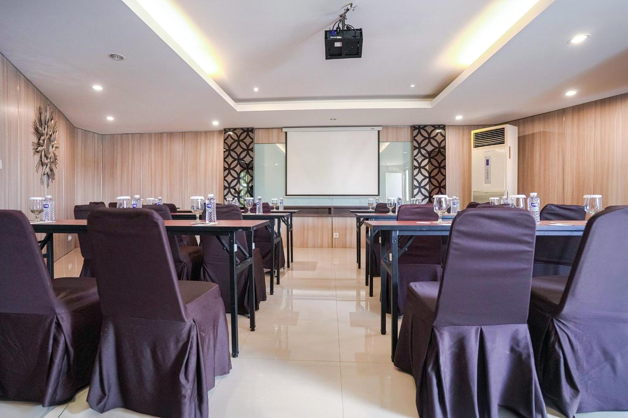 Pyrenees Malioboro Hotel Yogyakarta Exterior photo
