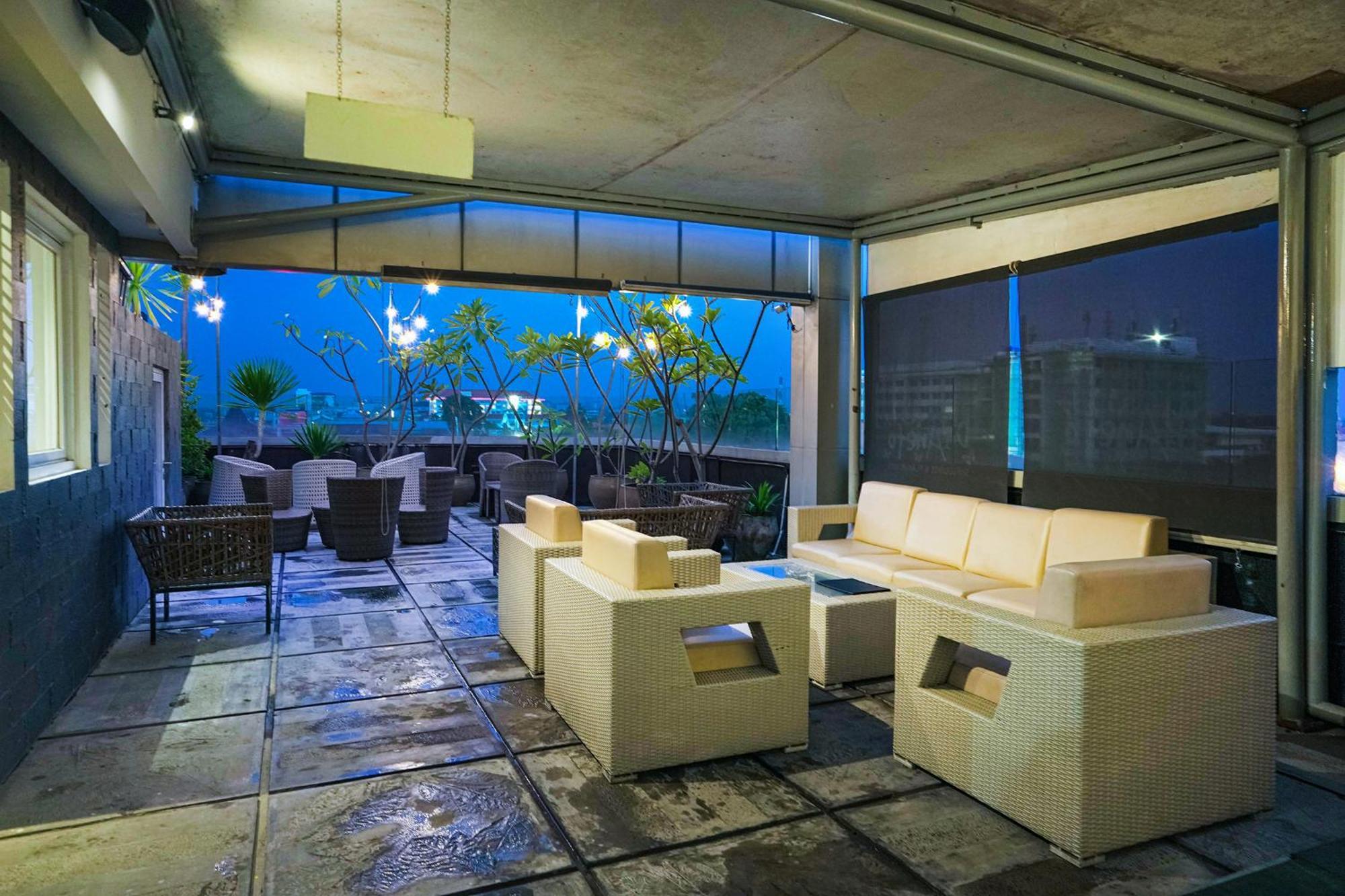 Pyrenees Malioboro Hotel Yogyakarta Exterior photo