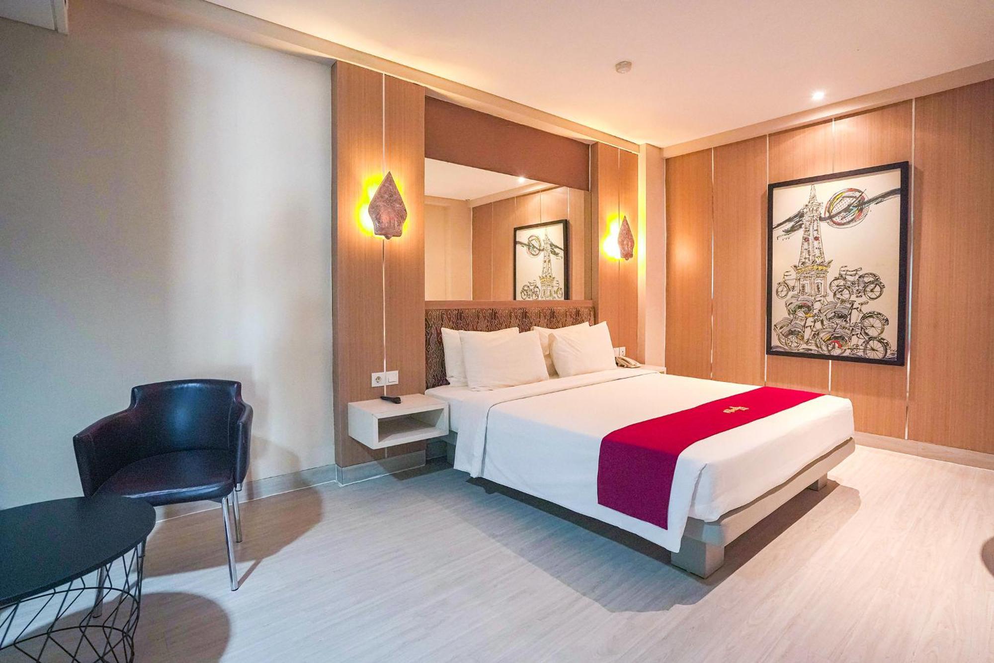 Pyrenees Malioboro Hotel Yogyakarta Exterior photo