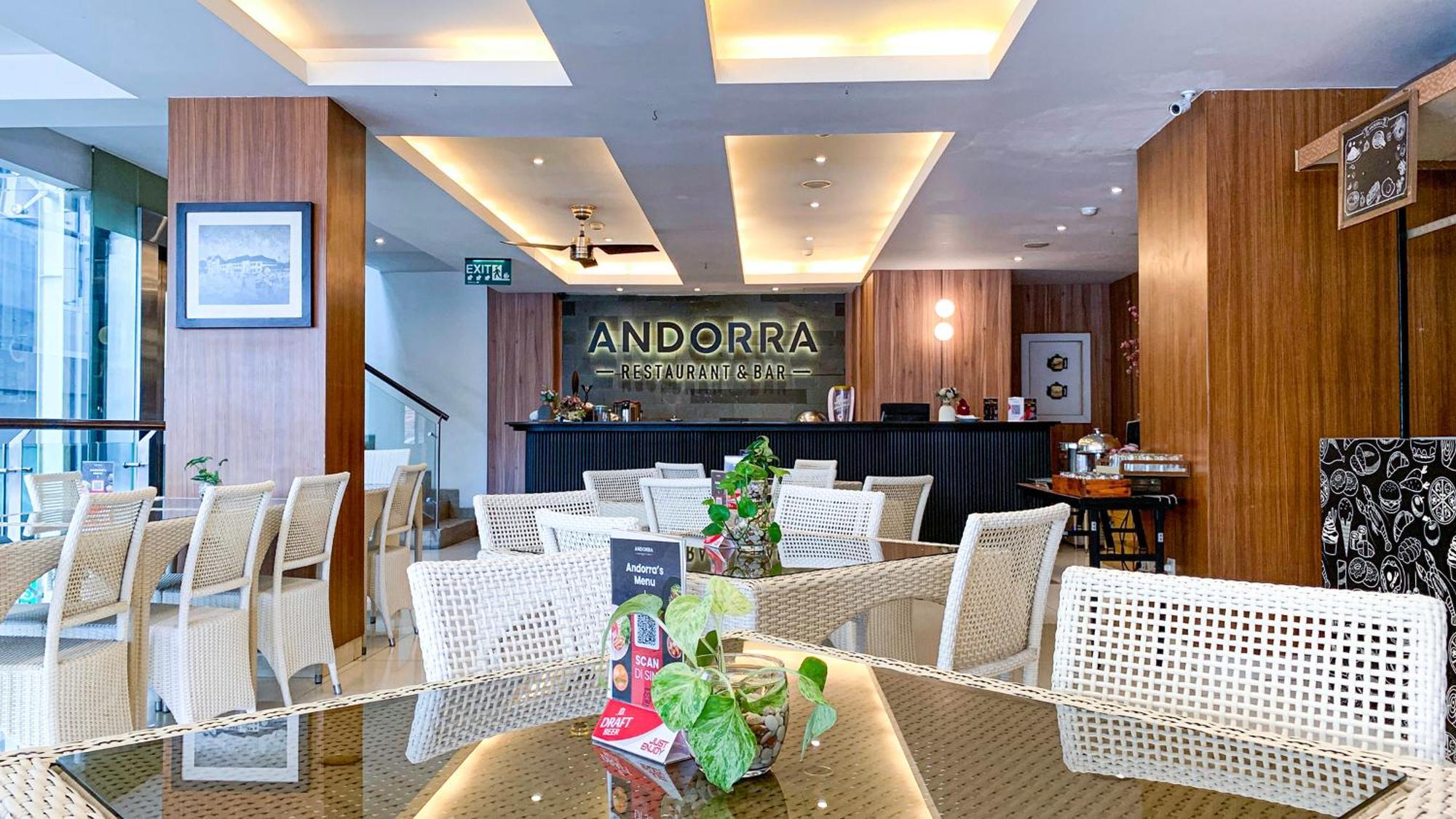 Pyrenees Malioboro Hotel Yogyakarta Exterior photo