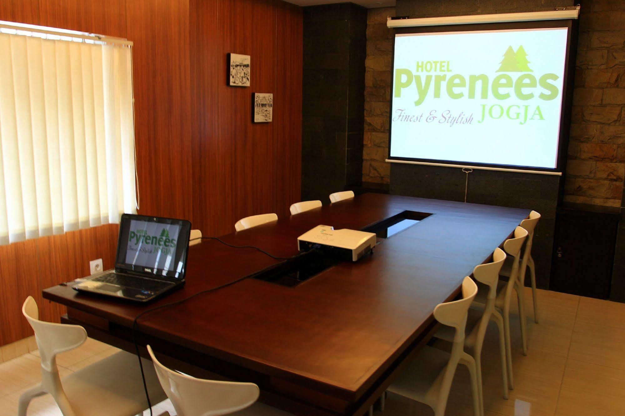 Pyrenees Malioboro Hotel Yogyakarta Exterior photo