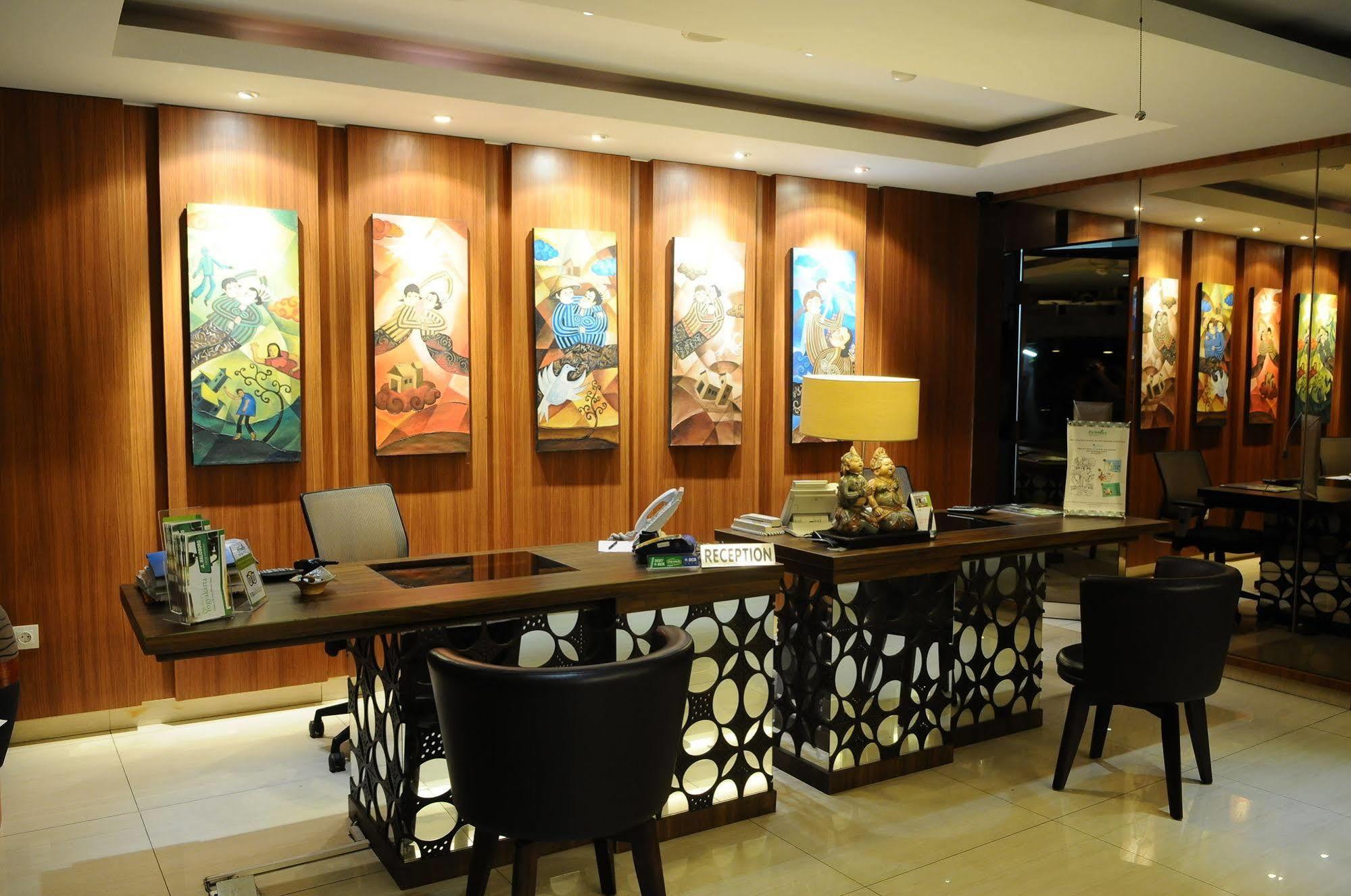 Pyrenees Malioboro Hotel Yogyakarta Exterior photo